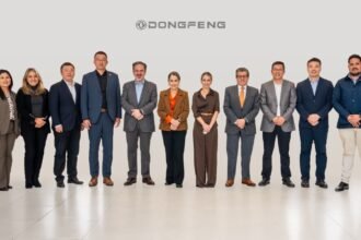 Directivos de Dongfeng Motor Corporation y Corporación Maresa durante la visita oficial que consolidó la hoja de ruta estratégica para el crecimiento de la marca en Ecuador.