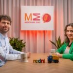 Sébastien Paque, director ejecutivo de Fundación REDNI, y Adriana Apolo, gerente de Comunicación, durante la presentación oficial del podcast “Misión Mil Días”.