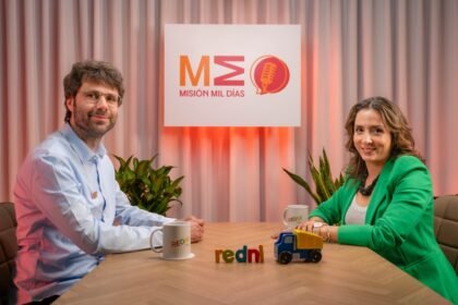 Sébastien Paque, director ejecutivo de Fundación REDNI, y Adriana Apolo, gerente de Comunicación, durante la presentación oficial del podcast “Misión Mil Días”.