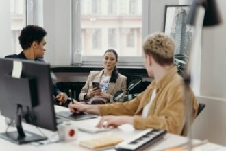 Las relaciones sentimentales en el trabajo no son ilegales, pero pueden convertirse en un riesgo cuando afectan la objetividad y la confianza del equipo.