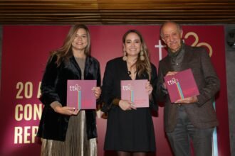 De izquierda a derecha: Mónica Fistrovic, CEO de Latam Airlines Ecuador; María Dolores Fernández, CEO de Taktikee; y Roque Sevilla, presidente de Grupo Futuro, durante el conversatorio por los 20 años de la firma.