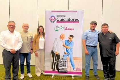 De izquierda a derecha: Dr. Jorge Gencón, psicogeriatra; Dr. Fernando Estévez, neurólogo y coordinador académico; Viviana Aguayo, Gerente de Producto de la Línea de Neurociencias de Laboratorios Bagó; Dr. Gabriel Tenorio y Dr. Federico Toral, geriatras, durante el lanzamiento del primer programa gratuito para cuidadores de pacientes con Alzheimer y otras enfermedades neurológicas.