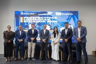 De izquierda a derecha: María José Guizado, Coordinadora de ASOLOG; Fernando Rojas, Director Ejecutivo de ASOLOG; Rafael Arcos, Gerente General de Itulpark; Felipe Tobar, Gerente General de Transportes Sánchez Polo; Paola Cano Montenegro, Gerente de Desarrollo de Negocios en Grupo Worldlogistic; Iván Naranjo, Gerente de Supply Chain en FARMAENLACE; y Carlos Burgos, Presidente de ASOLOG.