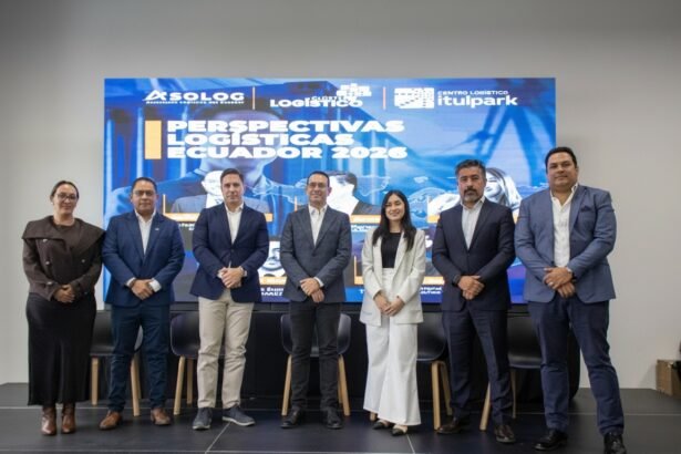 De izquierda a derecha: María José Guizado, Coordinadora de ASOLOG; Fernando Rojas, Director Ejecutivo de ASOLOG; Rafael Arcos, Gerente General de Itulpark; Felipe Tobar, Gerente General de Transportes Sánchez Polo; Paola Cano Montenegro, Gerente de Desarrollo de Negocios en Grupo Worldlogistic; Iván Naranjo, Gerente de Supply Chain en FARMAENLACE; y Carlos Burgos, Presidente de ASOLOG.