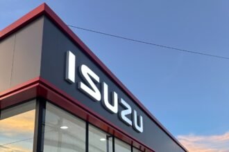 Nuevo concesionario de Isuzu ubicado en la intersección de la avenida Eloy Alfaro y Gaspar de Villarroel, en Quito, un espacio diseñado para acercar la propuesta de la marca a más clientes en la capital.