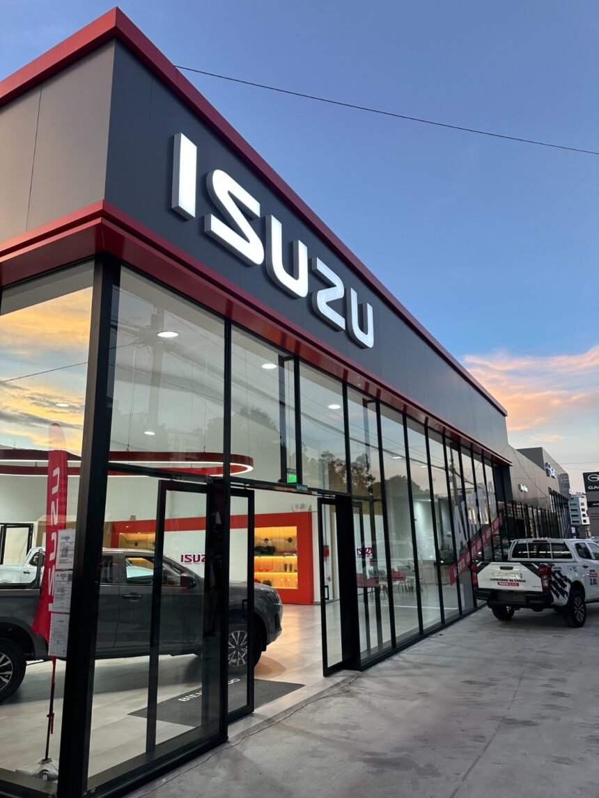 Nuevo concesionario de Isuzu ubicado en la intersección de la avenida Eloy Alfaro y Gaspar de Villarroel, en Quito, un espacio diseñado para acercar la propuesta de la marca a más clientes en la capital.
