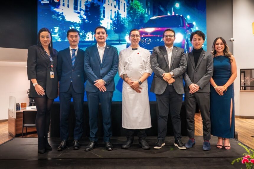 Representantes de Mazda Ecuador, aliados estratégicos y chefs invitados durante la presentación de “Despierta tus sentidos” en Quito.