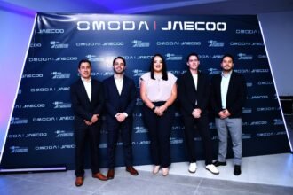Equipo de Omoda & Jaecoo durante la inauguración de su nuevo punto de atención en Cuenca, junto a representantes de Automotores y Anexos.