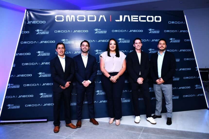 Equipo de Omoda & Jaecoo durante la inauguración de su nuevo punto de atención en Cuenca, junto a representantes de Automotores y Anexos.