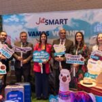 Representantes de JetSMART y autoridades durante la celebración de los dos años de operación de la aerolínea en Ecuador.