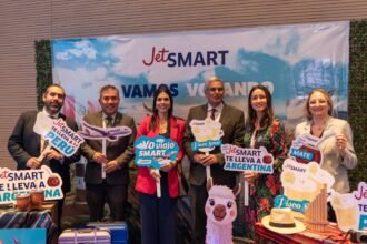 Representantes de JetSMART y autoridades durante la celebración de los dos años de operación de la aerolínea en Ecuador.