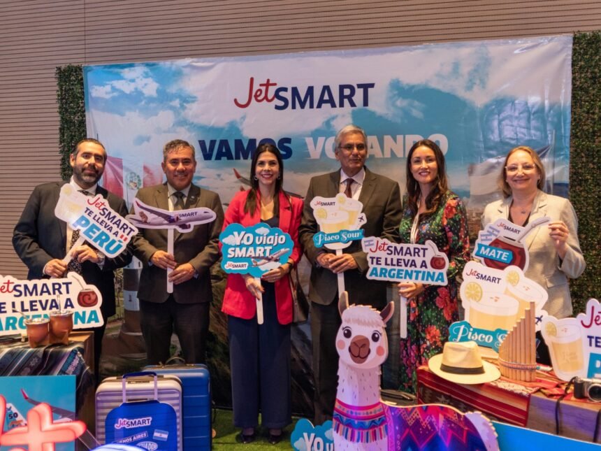 Representantes de JetSMART y autoridades durante la celebración de los dos años de operación de la aerolínea en Ecuador.