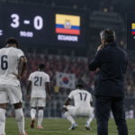 Imagen referencial de jugadores de Ecuador con uniforme blanco tras el partido ante Corea del Sur, con Japón como próximo rival.