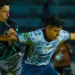 Jugadores de El Nacional durante un partido del fútbol ecuatoriano en medio de la temporada que terminó con su descenso a Segunda Categoría.