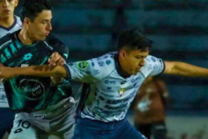 Jugadores de El Nacional durante un partido del fútbol ecuatoriano en medio de la temporada que terminó con su descenso a Segunda Categoría.