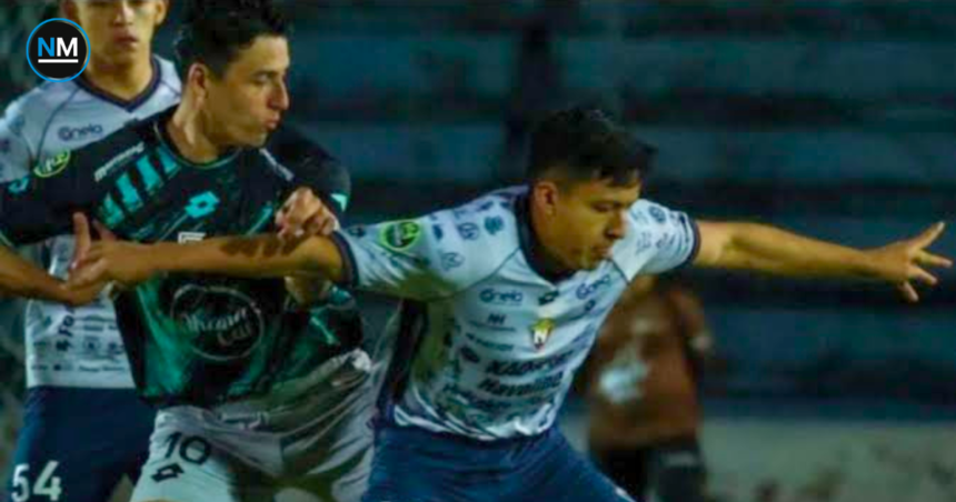 Jugadores de El Nacional durante un partido del fútbol ecuatoriano en medio de la temporada que terminó con su descenso a Segunda Categoría.