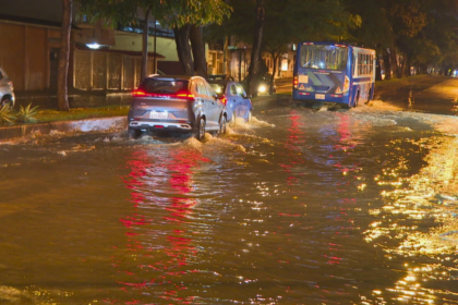 Vehículos circulan por una calle anegada de Guayaquil durante las fuertes lluvias registradas en la madrugada del 27 de septiembre.
