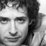 Gustavo Cerati durante una presentación musical, a 12 años de su muerte.