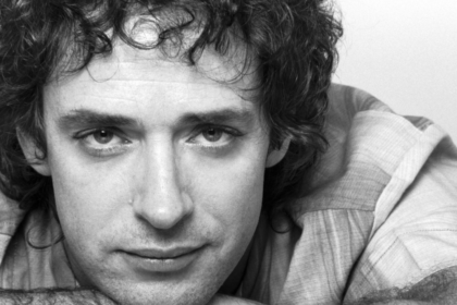 Gustavo Cerati durante una presentación musical, a 12 años de su muerte.