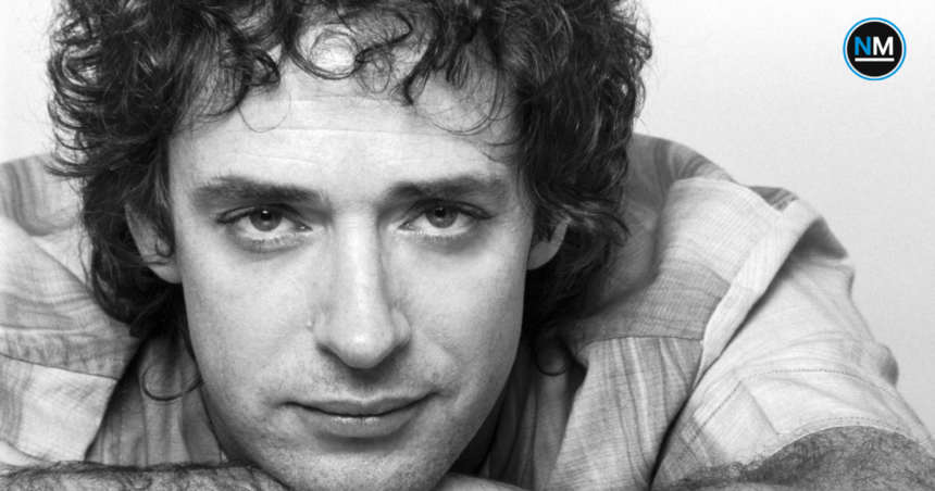 Gustavo Cerati durante una presentación musical, a 12 años de su muerte.