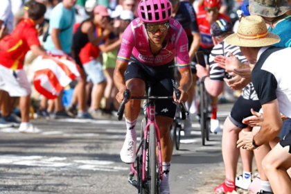 Richard Carapaz durante la Vuelta a España 2026 antes de la última etapa en Granada