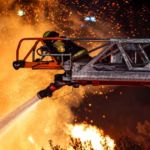 Bomberos de Quito trabajan en el control del incendio forestal en La Vicentina tras una madrugada de labores para eliminar puntos calientes.