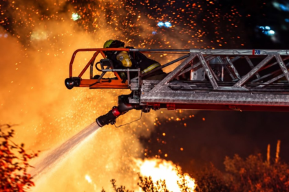 Bomberos de Quito trabajan en el control del incendio forestal en La Vicentina tras una madrugada de labores para eliminar puntos calientes.