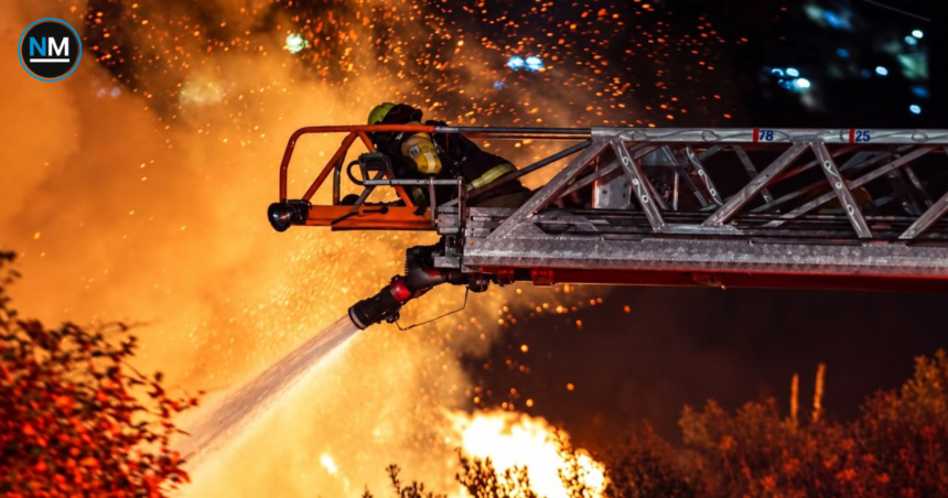Bomberos de Quito trabajan en el control del incendio forestal en La Vicentina tras una madrugada de labores para eliminar puntos calientes.
