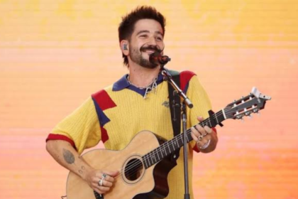 Camilo Echeverry, cantante colombiano que ofrecerá conciertos en Quito y Cuenca en abril de 2027.