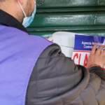 Personal de Arcsa durante una inspección sanitaria en un restaurante del sector de La Prensa, en Quito.
