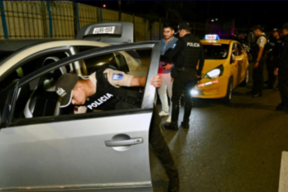 Operativo policial durante la primera noche de toque de queda en Ecuador este 17 de septiembre de 2026.