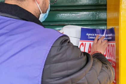Personal de Arcsa durante una inspección sanitaria en un restaurante del sector de La Prensa, en Quito.