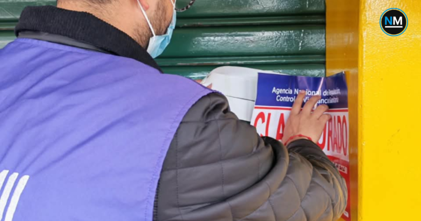 Personal de Arcsa durante una inspección sanitaria en un restaurante del sector de La Prensa, en Quito.