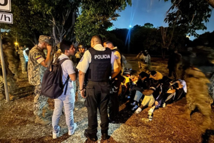 Bus de la línea 49 durante intervención militar tras presunto asalto en Guayaquil