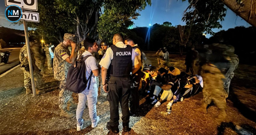 Bus de la línea 49 durante intervención militar tras presunto asalto en Guayaquil