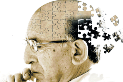 Persona adulta mayor acompañada por un familiar en una imagen sobre las señales del Alzheimer.