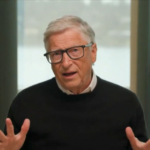 Bill Gates durante una intervención sobre inteligencia artificial y futuro del empleo