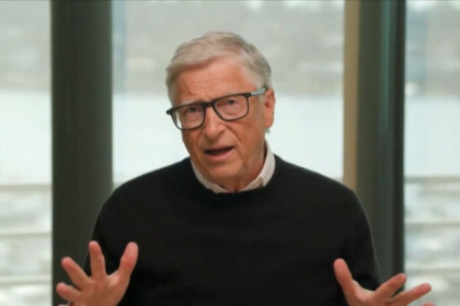 Bill Gates durante una intervención sobre inteligencia artificial y futuro del empleo