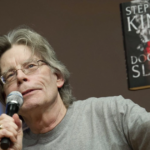Stephen King cumple 79 años y celebra más de cinco décadas de trayectoria literaria.
