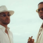 Romeo Santos y Prince Royce vestidos de blanco durante una imagen promocional de su gira.