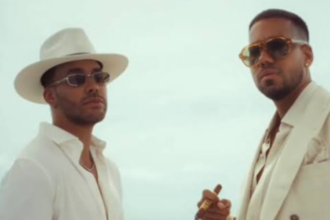 Romeo Santos y Prince Royce vestidos de blanco durante una imagen promocional de su gira.