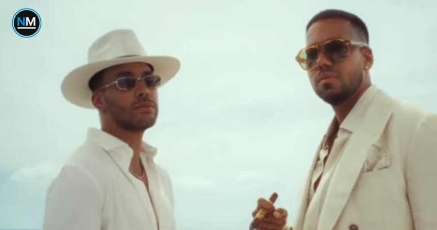 Romeo Santos y Prince Royce vestidos de blanco durante una imagen promocional de su gira.