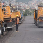 Maquinaria y trabajadores durante trabajos de rehabilitación vial en la Panamericana Norte de Quito.
