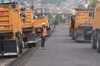 Maquinaria y trabajadores durante trabajos de rehabilitación vial en la Panamericana Norte de Quito.
