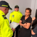 Policías de Colombia notifican la detención de Inda Peñarrieta y Michelle Macías, esposa e hija de alias Fito.