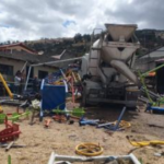 Vehículo mezclador de concreto tras impactar contra un taller en el sector del Puente 4, en Quito