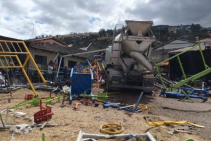 Vehículo mezclador de concreto tras impactar contra un taller en el sector del Puente 4, en Quito