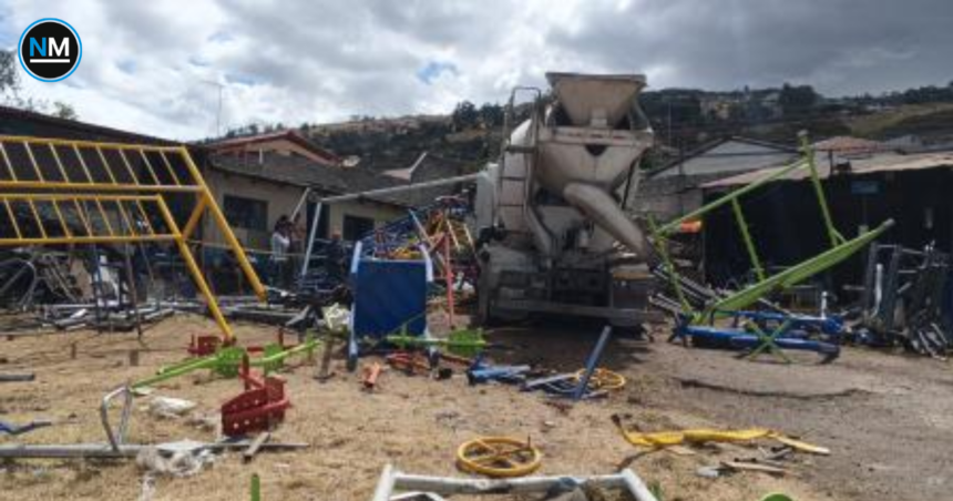 Vehículo mezclador de concreto tras impactar contra un taller en el sector del Puente 4, en Quito