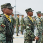 Jóvenes durante un proceso de acuartelamiento para el servicio militar en Ecuador.