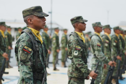 Jóvenes durante un proceso de acuartelamiento para el servicio militar en Ecuador.
